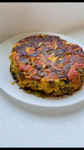 הפייבוריט שלי השנה לחנוכה 🕎 מתכון של טל מאירי עם הירקות והתבלינים מהאתר שלנו! הכל מפורט בבלוג > https://did.li/lsMgT מעקוד - בהדרכת סבתא זהבה מנה חלבונית, משביעה, וורסטילית, אפשר לגוון את הירוקים והתוספות. שינוי מהטיגונים. זו מנה חמה אבל 🤭🤫 אני אפילו אוהבת אותה קרה. כלים: סיר עגול מעט גבוה בקוטר 22-24 ס״מ שמתאים לתנור. מצרכים: 2 חזה עוף חתוכים לקוביות בגודל ביס או קצוצים יותר 1 זוקיני גדול קצוץ זר עלי מנגולד צבעוני קצוצים 2 כרישות בייבי פרוסות דק 1 גבעול סלרי פרוס דק חופן כוסברה טרייה קצוצה 1