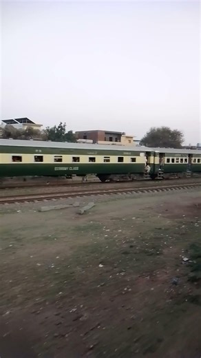 Green Line 5 UP Parallel Action #short video @TrainNStories