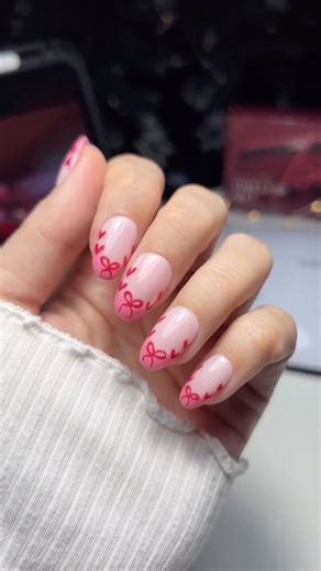 NEONAIL España | Esmaltes semipermanentes | Manicura | Uñas on Instagram: "Una manicura perfecta para estas fiestas 🎀 con los esmaltes del set Timeless Gift, ¡el regalo perfecto para esta Navidad! 🎁 Corre a la web y hazte con este set de colores con un descuento de hasta el 50% ❤️ #neonail #neonailespana #manicura #uñas #nails #navidad"