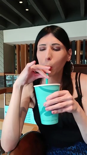 DIVA SE tretira toplom cokoladom! 😋🤩 I'm Def hot chocolate person,guys take 📝! Recite mi gdje Jos ima dobrih cokolada I napitaka da probam!