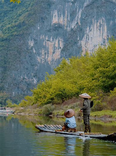 Springtime fun in the wild: picking wild vegetables, paddling a bamboo raft, catching a few fresh fish, cooking delicious food, the aroma filling the Li River. #RuralLife #happylife #GiftsofNature #chill #food