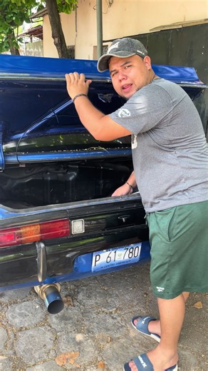 Instalando amortiguadores al baúl que compré en TEMU @Temu #classiccar #elsalvador #toyota