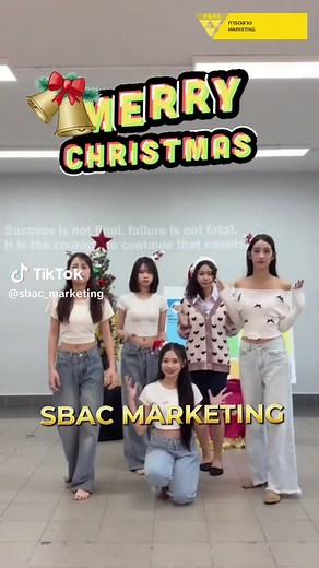 "#christmas is coming! 🎄✨ ท่ามกลางแสงไฟที่สว่างไสว #การตลาด ในโลกยุ...