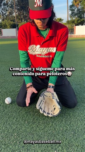 Jesús Cerda on Instagram: "Cuando fildeas una rola, tus manos deben fluir, no cerrarse. -Como un cocodrilo 🐊❌ 🧤 Guante abajo 🖐🏻 Mano libre a un costado ⚾️ Deja que la pelota llegue a ti Manos suaves generan control y consistencia defensiva✅ . . . #vidadebéisbol #béisbol #fypシ #fundamentos #mlb"