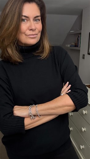 Do not hang about.. this @wardrobe44_shop Eva jumper belongs in every woman’s wardrobe. Super soft, just the right amount of slouch and will be the piece you grab to throw on again and again… all linked over on stories ❤️ | Miss Amanda Lamb