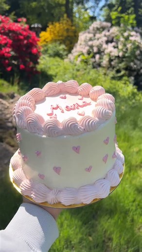 Backen mit Hobbybäckerin Lydia 🧁🍰 on Instagram: "REZEPT: Erdbeer-Mascarpone-Creme 🍓 Ich werde so oft gefragt, wie man eine richtig leckere Erdbeercreme für Torten macht und es ist wirklich ganz einfach. 💞 Mit meiner Mascarpone-Sahne-Basis wird sie super fluffig und schmeckt mit Erdbeerpulver fast wie Fruchtzwerge 😍 Zutaten 250 g Mascarpone (optional 1/2 davon durch Quark ersetzen) etwas Vanillemark oder Vanillezucker etwas abgeriebene Zitronenschale Saft von 1/2 Zitrone 2–5 EL Puderzucker 2