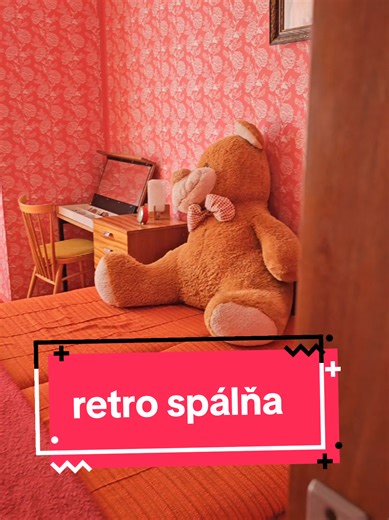 Ako ste VTEDY bývali vy? Preneste sa s nami do minulosti a nazrite do kompletne zariadeného bytu z čias socializmu. ​Mali ste doma aj vy spálňu Erika? Vyrábala sa od roku 1971 podľa návrhu Jaroslava Šušáka. Ikonické nočné stolíky a pracovný stolík, ktorý zároveň plnil aj funkciu toaletného stolíka, množstvo miesta v dvoch dvojdverových a jednej jednodverovej skrini, ako aj v nadstavených skrinkách – ideálne riešenie pre spálňu, študentskú či dokonca hotelovú izbu. Príďte si k nám zaspomínať. Sme