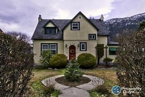 Stunning 1929 Heritage home in the heart of Nelson, British Columbia boasting original features, modern updates, and an addition. This home is set up to accommodate a growing family and/or a growing home-based business. Endless possibilities are at your fingertips with this smartly designed and attractive home full of outstanding features! $774,900 SIGN # 199026 For information contact the seller directly >> PropertyGuys.com https://propertyguys.com/property/index/id/104217 #PrivateSale #Propert