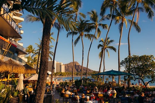 There's nothing better than ending the week at Duke's on Sunday! Whether you start or end your Sunday with us, it's a guaranteed good time! 📸 @lexinorlander | Duke's Waikiki