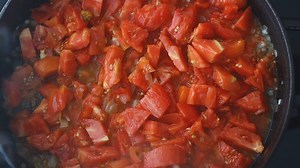 114K views · 694 reactions | SOS DE ROȘII PENTRU PASTE ȘI ALTE MÂNCĂRURI, CONSERVAT LA BORCAN! Rețeta nou publicată o găsești cu un click aici: https://www.retetecalamama.ro/retete-culinare/conserve/sos-de-rosii-pentru-paste-la-borcan-pentru-iarna-reteta-video.html | Retete cu Laura Laurentiu | Facebook