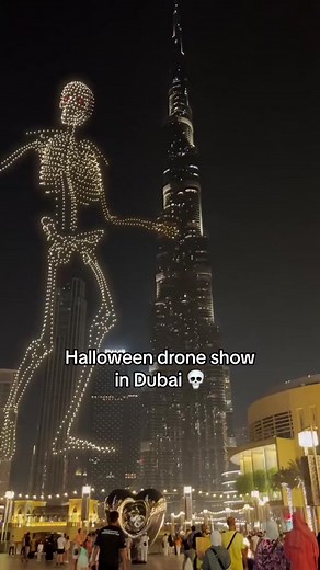 Dubai's #Halloween drone show takes an eerie turn with a spooky skeleton in the sky 💀 🎥 @Geoscan Drone Show 📍Dubai #droneshow #dronelightshow #halloweennight #spookyzn #dubaitok