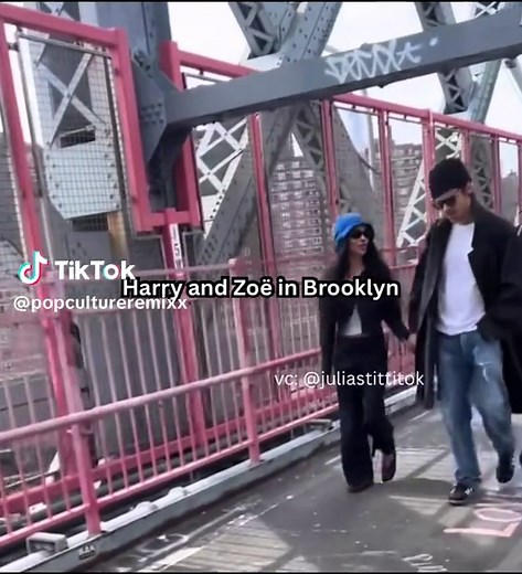 Harry Styles and Zoë Kravitz Stroll on Brooklyn Bridge