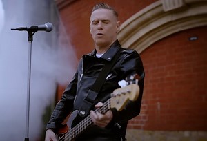 BRYAN ADAMS Shares Video For His Version Of KISS Song 'War Machine' Which He Co-Wrote