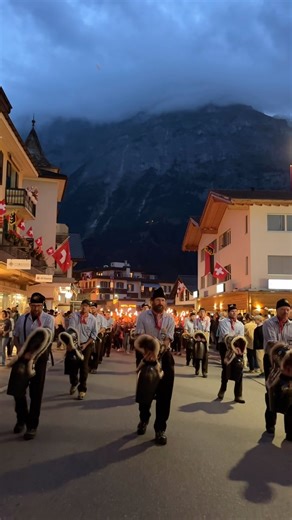 The bell swing and torchlight parade on August 1st in Grindelwald. What is your favorite tradition on Switzerland’s birthday? 🇨🇭🏔️ @grindelwald_eiger 🎼 @trychlergruppagrindelwald #grindelwald #jungfrauregion #madeinbern #inLOVEwithSWITZERLAND @jungfrauregion | Grindelwald Switzerland
