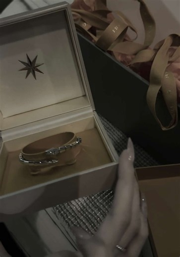 unboxing hadiah ultah dari suami 🤍 sampe segala nya serba ular ahaha #gift #ular #bvlgari #bvlgariserpenti #serpenti