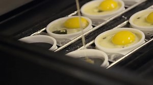 金拱门的鸡蛋是怎么做出来的