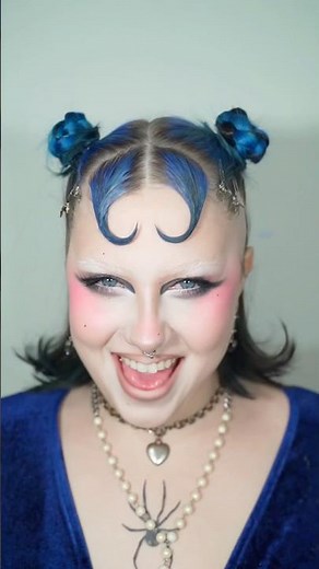 feel like a little alien with this hair and i LOVE it heheh👽✨