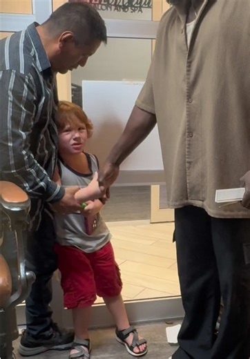 Trigger warning ⚠️ REPOST FROM 2025 ”This was a tough session for me to share. I usually avoid any form of restraint, but when a child engages in self injurious behaviors, I had to adjust in order to keep him safe. I am grateful we were able to complete the haircut and that we took many breaks to allow him time to reset. I have so much respect for these parents for allowing these moments to be shared as a learning opportunity and a source of inspiration. It is important for the world to see that