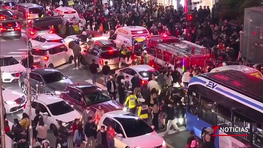 483K views · 11K reactions | ⚠ Imágenes sensibles ⚠ La estampida mortal que tuvo lugar en Seúl, Corea del Sur, durante las fiestas de Halloween dejó al menos 146 personas muertas y 150 heridas. Videos publicados en redes sociales muestran a voluntarios tratando de revivir a las víctimas en plena calle. Más información  https://trib.al/3TiIqK4 | Noticias Telemundo | Facebook