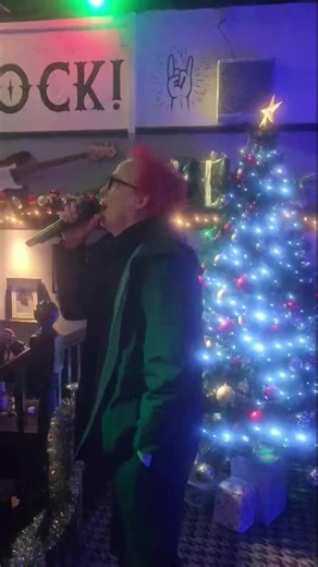 Travis star Fran Healy delighted the crowd at The Horse Shoe Bar in Glasgow with a rendition of the band's hit song Why Does It Always Rain On Me. https://i.stv.tv/4gMqrE3 | STV News