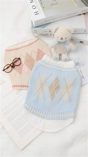 monchéri (モンシェリ) 犬服/ドッグウェア on Instagram: "【シャツドッキングアーガイルニットベスト】 スクールboy・スクールgirlになれちゃう！アーガイル柄ベスト風ニットトップスが登場！ 背中柄はオリジナルの大きなアーガイル柄のニットベストに、シャツがドッキングされているのでこれ1枚でおしゃれに見えます◎ 首元はマジックテープで被せやすい仕様となっております。 ーーーーーーーーーーーーーーーーーーーーーーーーーーーーーーー We ship worldwide ✈ 【Shirt-Docked Argyle Knit Vest】 Become a schoolboy or schoolgirl! Introducing our argyle-patterned vest-style knit top! The back features an original large argyle-patterned knit vest with a shirt attached, so you look stylish just by wearing this o