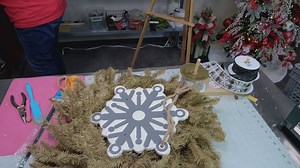 2.7K views · 40 reactions | If you love the rustic look of burlap wreaths, y'all will love this final design using a winter snowflake as the center! This rustic-glam winter wreath turned out so charming and magical! What do y'all think??? | Southern Charm Wreaths | Facebook