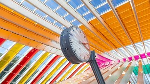 On a testé pour vous l’Oeuvre de Daniel Buren à la gare de Liège-Guillemins ! - RTBF Actus
