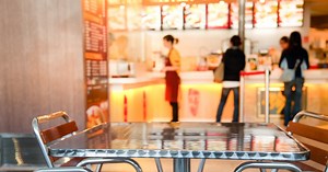 En lugar de subir los precios, esto dice un experto que deberían hacer los locales de comida rápida en California