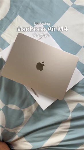 MacBook Air M4 Starlight Unboxing Review