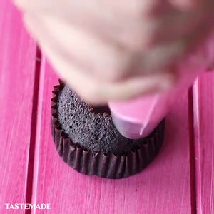 749K views · 1K shares | 11 cupcake-decorating hacks, straight from the pros. 朗 | Sugar Fix | Facebook