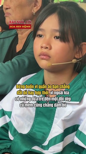 Ngoài kia có những đứa trẻ đến một đôi dép cũ mèm cũng chẳng dám bỏ