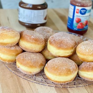 909K views · 20K reactions | Tout simplement la MEILLEURE recette de beignets maison  Nutella/nature. Ingrédients : 450g de farine 2 œufs 7g de levure sèche 1 càc de sel 50g de sucre 200ml de lait 65g de beurre 1 sachet de sucre vanille Sucre Nutella | Deli Cuisine | Facebook