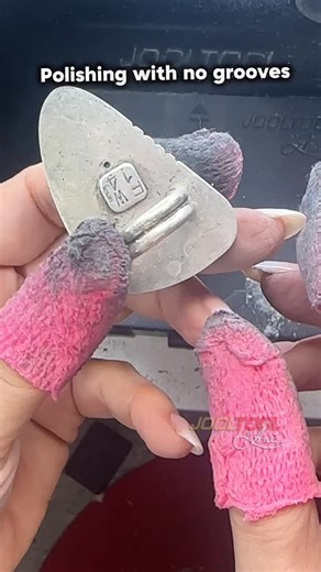 These Flappers polish your bezels evenly without digging in or leaving grooves — unlike sandpaper or cartridge rolls. Smooth, professional results every time. Products used: • Pink Flapper Compound • Pink Jolie Buff Compound • Felt Wheel Scratch Away Compound Pink Magic Compound • 2-inch Cotton Buff Pink Magic Compound 💖 Available now at a special low price, for a limited time! LINK IN BIO & STORY https://jooltool.com/products/magic-mini-flappers #Jooltool #JooltoolByAnie #ILoveMyJooltool #girl