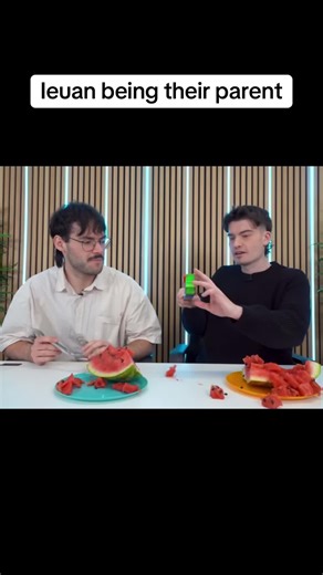 El divertido momento de los amigos: ¡No toques eso!