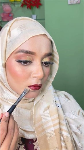 Dare to wear Maroon 💋