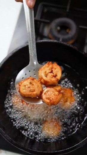 Raw banana chaat This chaat is a fun combo of two classics, raw banana tuk and Ghugni, coming together in one plate of deliciousness. Trust me, you have to try it. Even without onion and garlic, it tastes sooo good! Raw banana chaat • Boiled White peas – 1 cup • Coriander leaves– 1 cup • Mint leaves– few leaves • Green Chilli – 2 • Tomato – 1 small • Oil – 1 tbsp • Gram flour– 2 tsp • Turmeric powder – ½ tsp • Red chilli powder – 1 tsp • Salt – 1 tsp • Raw banana – 3 Assembly • Home-made chaat m