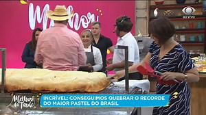 467K views · 8K reactions | Catia Fonseca e o chef Donizete fizeram o maior pastel do Brasil. A fiscal do Ranking Brasil relatou que o pastel tem 2,94 metros e 212kg. | Melhor da Tarde | Facebook