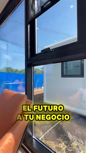 🏠✨ La casa del futuro... ya se puede importar ¿Nave espacial? No. Es un módulo habitacional de diseño futurista y minimalista, completamente equipado para vivir desde el primer día. 💡 Electricidad, agua, calefacción. 📱 Smart house: control total desde tu celular. 🚪 Desde luces hasta ventanas… todo conectado. 🌐 Fabricadas en China. Hechas para sorprender. 🌍 En el mundo hay productos no convencionales que pueden cambiar tu negocio. Y en BizzPerú, te ayudamos a traer el futuro a tu presente. 