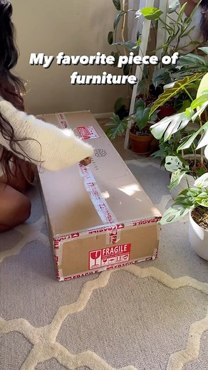 One of my all time favorites….throwback Thursday to the Bloomingtable build. I adore this table so much. Much has changed since this video and I would like to give you guys an update. Coming soon 💚 Table is from @bloomingtablesinc #plantlifeliving #plantpeople #plantsmakepeoplehappy #indoorjungle #plantyfurniture #bloomingtables #homejungle #homejungle #decoratingwithplants #plantlover | plants_itsavibe