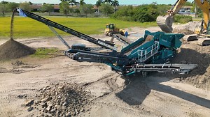 Powerscreen Warrior 1400X screening fill dirt in Florida fashion! 😎🏝️ #powerscreen #powerscreencrushingandscreening #crushing #screening #crusher #screener #aggregates #dirt #filldirt #topsoil #rocks #limestone #caprock #concrete #concreterecycling #concretedemo #stacker #conveyor #materialprocessing #sand #gravel #sandandgravel #quarry #mine #floridaconstruction | Powerscreen of Florida