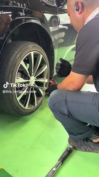 今回紹介するのは#オデッセイ のタイヤ交換作業です！ #honda #タイヤ取付どっとこむ #タイヤ交換 #タイヤ #車屋 #事務員 #車好きと繋がりたい #車好き女子 #車好き男子 #おすすめ