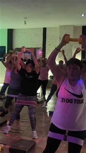 Cardio con mancuernas y banda de resistencia/ Step.