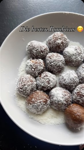 Morinas on Instagram: "Bombica-Kokos-Nutella-Keksbällchen Zutaten: • 200 g gemahlene Kekse • ca. 5 EL gemahlene Walnüsse • ca. 3 EL Milch • 3 EL Nutella • Kokosraspeln zum Wälzen Zubereitung: 1. Die gemahlenen Kekse und die gemahlenen Walnüsse in eine Schüssel geben und gut vermischen. 2. Milch und Nutella hinzufügen. 3. Alles zu einer gleichmäßigen, formbaren Masse verkneten. Falls die Masse zu trocken ist, esslöffelweise noch etwas Milch dazugeben. 4. Aus der Masse kleine Kugeln formen. 5. Die