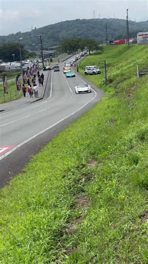 富士スピードウェイで勝つ：Ferrari 458 と Lamborghini Aventadorの走り方