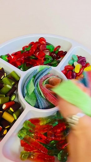 Reply to @miaj_2011 the all Haribo platter is here!🧸 #haribo #candyfunhouse #foodtok #fyp #foryoupage #merrychristmas