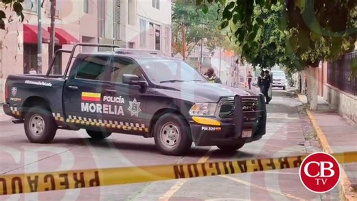 Morelia/ sujetos desconocidos intentaron quemar una camioneta Jeep, color roja sobre la calle de Isidro Huarte, casi esquina con la María Gallaga en el centro histórico de la capital michoacana. La policía se encuentra en el sitio solamente se registraron daños parciales en el vehículo. #CBTelevisión #Morelia | CB Televisión