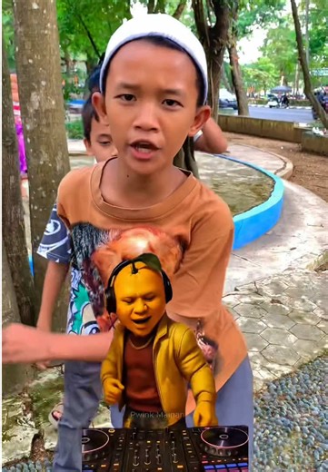 Nyanyi Lagu Anomali Sambil Shuffle Dance