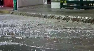 #TulaDeAllende ‼️RÍO TULA SE DESBORDA‼️ A media noche se registró el desborde del río Tula, debido a la intensa lluvia que ha azotado al municipio, la capacidad del río llego a su nivel máximo. Las familias que viven a las orillas han sido desalojadas y llevadas a algunos albergues que el Gobierno Municipal ha instalado, se espera que en los próximos días pueda volver a su normalidad, aunque se pronostican intensas lluvias para estos días. Se pide a la ciudadanía extremar precauciones y estar pe