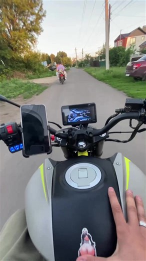 Nitro 2-200 — лёгкий и манёвренный мотоцикл с дерзким дизайном в стиле KTM. Оснащён 200cc карбюраторным двигателем (~16 л.с.), 5-ступенчатой КПП и дисковым тормозом спереди. Отлично подойдёт для города и загородных поездок. Надёжен, прост в обслуживании и экономичен (расход ~3 л/100 км). #мото