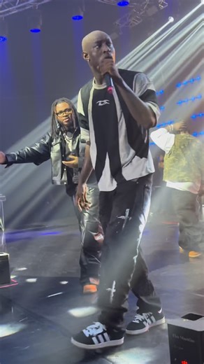 Berri - tiga on Instagram: "W MACHALA in the fvcking chat 💬 😂😅🙆🏻‍♂️🙆🏻‍♂️. Naso @carterefe nearly beat me comot stage o👀🙆🏻‍♂️ Wwwwwwwwwww………………….. Congrats to the Nigeria migos @theycallmeshallipopi @zerrydlmusic @uzama_osahon 🪐🐅❤️"